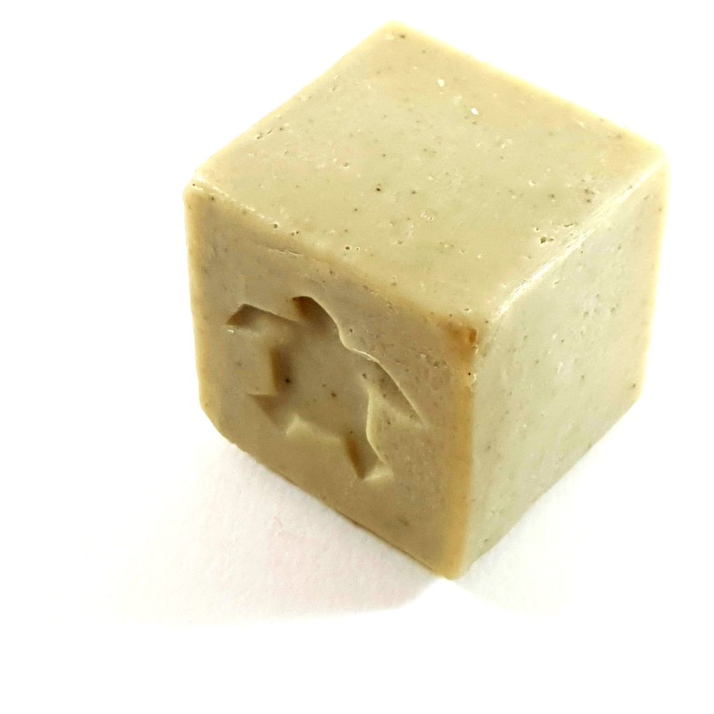 Soap with Goat's Milk and Green Clay under - Sapo Sapo